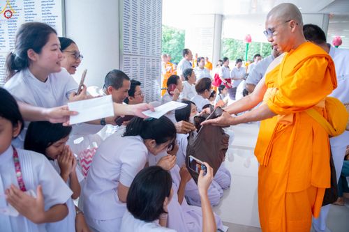 ภาพ No.330918:วันวิสาขบูชา อาทิตย์ที่ 31 พฤษภาคม พ.ศ.2569 พิธีบรรพชาสามเณรอุบาสก 11 ท่าน , พิธีถวายบาตรผ้าไตร และจตุปัจจัยไทยธรรม แด่สามเณร , พิธีอุปสมบทอุทิศชีวิต , พิธีกล่าวคำกัปปิยภัณฑ์  ณ อุโบสถพระไตรปิฎก วัดพระธรรมกาย จังหวัดปทุมธานี