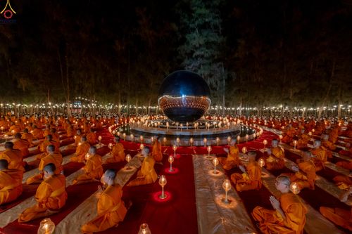 ภาพ No.290218:วันที่ 6 มกราคม พ.ศ. 2569 พิธีจุดประทีปถวายเป็นพุทธบูชา และบูชาธรรมมหาปูชนียาจารย์ (ภาพชุดที่ 2) ณ อนุสรณ์สถานมหาวิหารพระมงคลเทพมุนี (โลตัสแลนด์) อ.สองพี่น้อง จ.สุพรรณบุรี ในโครงการธรรมยาตรา กตัญญูบูชา มหาปูชนียาจารย์ พระมงคลเทพมุนี(สด จนฺทสโร) พระผู้ปรา