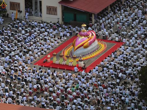 ภาพ No.296962:วันที่ 17 มกราคม พ.ศ. 2569 พิธีจุดประทีปถวายเป็นพุทธบูชา และบูชาธรรมมหาปูชนียาจารย์  ณ วัดโบสถ์บน ต.บางคูเวียง จ.นนทบุรี อนุสรณ์สถานลำดับที่ 4 สถานที่เกิดด้วยกายธรรม ในโครงการธรรมยาตรา กตัญญูบูชา มหาปูชนียาจารย์ พระมงคลเทพมุนี(สด จนฺทสโร) พระผู้ปราบมาร อ