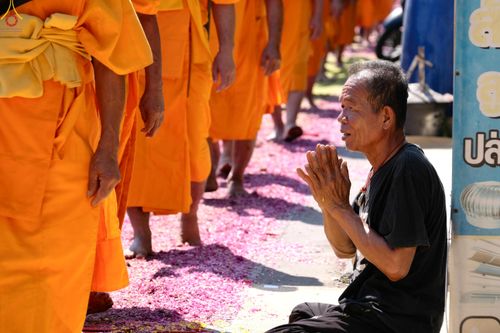 ภาพ No.304224:วันที่ 25 มกราคม พ.ศ. 2569 พิธีต้อนรับพระธรรมยาตรา  รร.สามัคคีราษฏร์บำรุง-วัดพระธรรมกาย ในโครงการธรรมยาตรา กตัญญูบูชา มหาปูชนียาจารย์ พระมงคลเทพมุนี(สด จนฺทสโร) พระผู้ปราบมาร อนุสรณ์สถาน 7 แห่ง ปีที่ 14