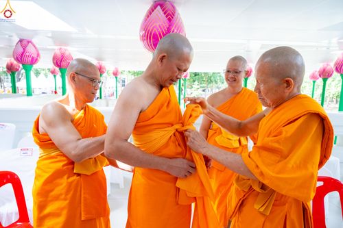 ภาพ No.330764:วันวิสาขบูชา อาทิตย์ที่ 31 พฤษภาคม พ.ศ.2569 พิธีบรรพชาสามเณรอุบาสก 11 ท่าน , พิธีถวายบาตรผ้าไตร และจตุปัจจัยไทยธรรม แด่สามเณร , พิธีอุปสมบทอุทิศชีวิต , พิธีกล่าวคำกัปปิยภัณฑ์  ณ อุโบสถพระไตรปิฎก วัดพระธรรมกาย จังหวัดปทุมธานี