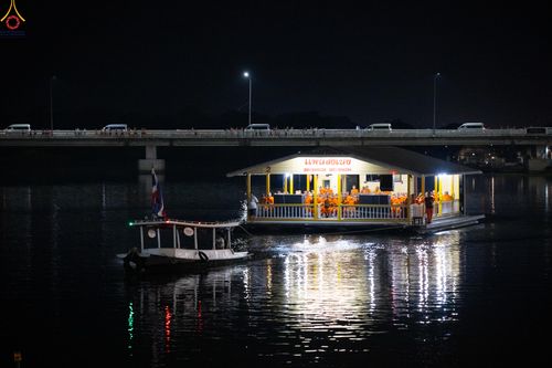 ภาพ No.282522:วันเสาร์ที่ 20 ธันวาคม พ.ศ.2568 พิธีตักบาตรพระ 10,000 รูป (ชุด 2) เนื่องในโอกาส 194 ปี จังหวัดกาญจนบุรี และอุทิศส่วนกุศลให้แด่บรรพชนทั้งหลาย บริเวณถนนสองแคว (Skywalk) เมืองกาญจนบุรี