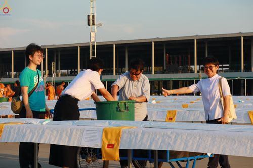 ภาพ No.321535:วันที่ 9-10 เมษายน พ.ศ.2569 การเตรียมงาน มัดถุงน้ำ ถ่วงขาโต๊ะไทยธรรม เพื่องานถวายมหาสังฆทาน 40,000 กว่าวัดทั่วประเทศ วันคุ้มครองโลก 22 เมษายน พ.ศ.2569 วัดพระธรรมกาย