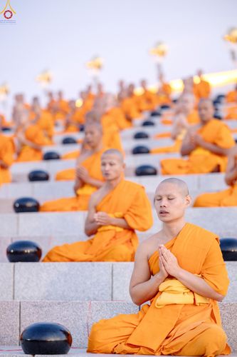 ภาพ No.279708:วันที่ 1 มกราคม พ.ศ.2569 พิธีตักบาตรในวันขึ้นปีใหม่ ณ ลานธรรม วัดพระธรรมกาย