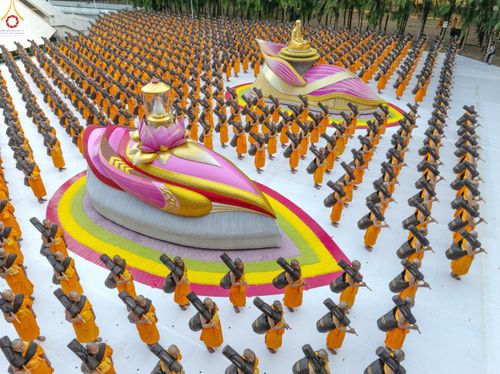 ภาพ No.288465:วันที่ 4 มกราคม พ.ศ. 2569 พระธรรมยาตราปฏิบัติธรรม และถ่ายภาพหมู่ประวัติศาสตร์ ในโครงการธรรมยาตรา กตัญญูบูชา มหาปูชนียาจารย์ พระมงคลเทพมุนี(สด จนฺทสโร) พระผู้ปราบมาร อนุสรณ์สถาน 7 แห่ง ปีที่ 14 ณ อนุสรณ์สถานมหาวิหารพระมงคลเทพมุนี (โลตัสแลนด์) อ.สองพี่น้อง