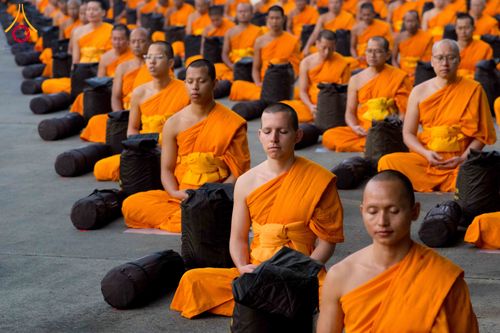 ภาพ No.297283:วันที่ 15 มกราคม พ.ศ.2569 พระธรรมยาตราปฏิบัติธรรมและถ่ายภาพหมู่ประวัติศาสตร์ อนุสรณ์สถานลำดับที่ 4 สถานที่เกิดด้วยกายธรรม  ณ วัดโบสถ์บน ต.บางคูเวียง จ.นนทบุรี ในโครงการธรรมยาตรา กตัญญูบูชา มหาปูชนียาจารย์ พระมงคลเทพมุนี(สด จนฺทสโร) พระผู้ปราบมาร อนุสรณ์ส