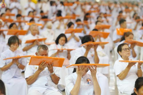 ภาพ No.318420:วันอาทิตย์ต้นเดือนที่ 5 เมษายน พ.ศ.2569 พิธีทอดผ้าป่าสมทบมหาสังฆทาน 40,000 กว่าวัดทั่วประเทศ ณ สภาธรรมกายสากล วัดพระธรรมกาย