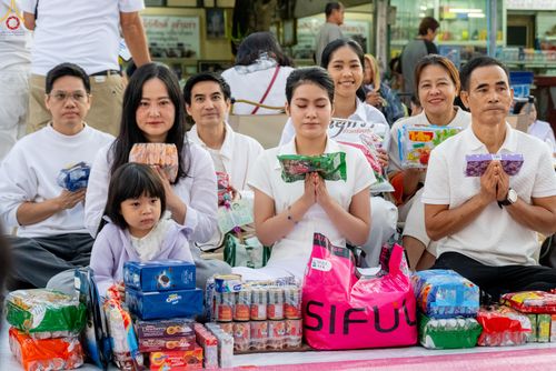 ภาพ No.282675:วันเสาร์ที่ 20 ธันวาคม พ.ศ.2568 พิธีตักบาตรพระ 10,000 รูป (ชุด 2) เนื่องในโอกาส 194 ปี จังหวัดกาญจนบุรี และอุทิศส่วนกุศลให้แด่บรรพชนทั้งหลาย บริเวณถนนสองแคว (Skywalk) เมืองกาญจนบุรี