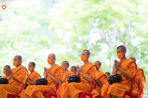 ภาพ No.80270:พิธีตักบาตรฉลองพระใหม่ ในโครงการบรรพชาอุปสมบทหมู่วันคุ้มครองโลก ณ สภาธรรมกายสากล วัดพระธรรมกาย วันอาทิตย์ที่ 16 เมษายน พ.ศ.2566