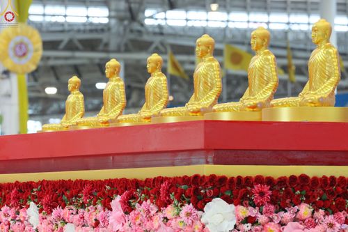 ภาพ No.78967:พิธีวางแผ่นจารึกชื่อ และพิธีวางพวงมาลัยสักการะพระบรมพุทธเจ้า ณ สภาธรรมกายสากล วัดพระธรรมกาย วันที่ 2 เมษายน พ.ศ. 2566