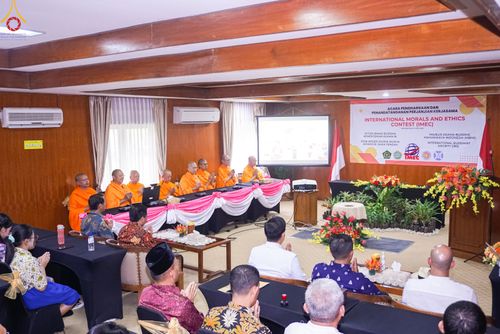 ภาพ No.82181:พิธีมอบรางวัลเกียรติยศและ การลงนามข้อตกลงความร่วมมือ (MOU)  โครงการสอบแข่งขัน  สอบตอบปัญหามงคลชีวิต 38 ประการ  ระหว่างประเทศ ในวันเสาร์ที่ 3 มิ.ย. พ.ศ.2566 ณ ห้องประชุม อวัทธนะ มหาเจดีย์บุโรพุทโธ ประเทศอินโดนีเซีย