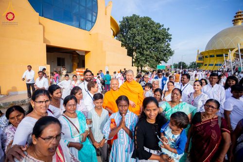 ภาพ No.283774:วันที่ 6-7 ธันวาคม พ.ศ. 2568  พิธีรับมอบหนังสือแสดงเจตจำนงถวายสิทธิครอบครองและใช้ประโยชน์วัดสันติวัน เมืองนาคปูร์  พิธีจุดโคมประทีปถวายเป็นพุทธบูชา และอุทิศบุญกุศลแด่ ดร.บี.อาร์. อัมเบดการ์  พิธีบูชาข้าวพระถ่ายทอดสดจากประเทศไทย