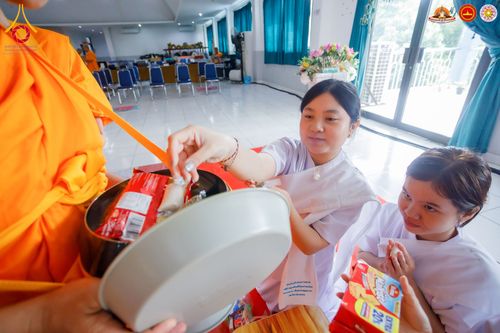 ภาพ No.283545:วันอาทิตย์ที่ 21 ธันวาคม  2568 พิธีบิณฑบาตฉลองสามเณรใหม่ ประเทศอินโดนีเซีย