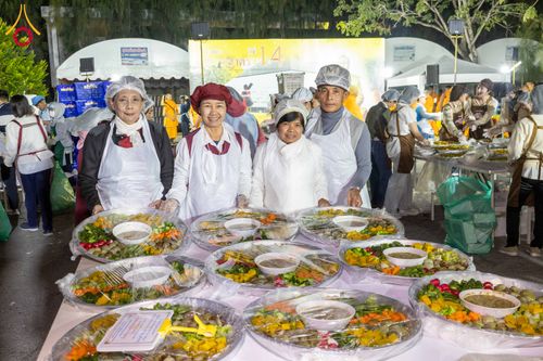 ภาพ No.292733:วันที่ 12 มกราคม พ.ศ. 2569 พิธีถวายภัตตาหารเป็นสังฆทาน แด่พระธรรมยาตรา ณ อนุสรณ์สถานมหาวิหารพระมงคลเทพมุนี (โลตัสแลนด์) อ.สองพี่น้อง จ.สุพรรณบุรี ในโครงการธรรมยาตรา กตัญญูบูชา มหาปูชนียาจารย์ พระมงคลเทพมุนี(สด จนฺทสโร) พระผู้ปราบมาร อนุสรณ์สถาน 7 แห่ง ปี