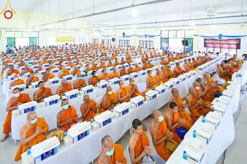 ภาพ No.78357:พิธีถวายสังฆทานแด่คณะสงฆ์ ๓๒๓ วัด พิธีมอบกองทุนหนุนแรงใจช่วยครูใต้และพิธีทำบุญอุทิศส่วนกุศลแด่ผู้วายชนม์ในเหตุการณ์ความไม่สงบ ๔ จังหวัดชายแดนภาคใต้  (ปัตตานี ยะลา นราธิวาส สงขลา) ปีที่ ๑๙ ครั้งที่ ๑๖๑ พิธีมอบกองทุนหนุนแรงใจช่วยครูใต้ (ปีที่ ๑๖ ครั้งที่ ๑