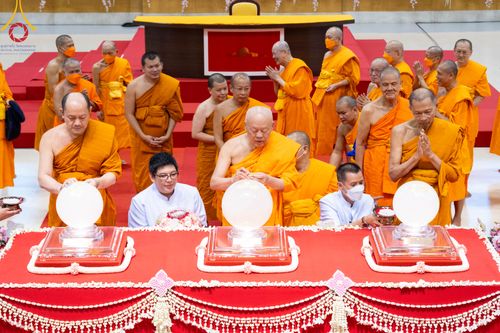 ภาพ No.86440:วันธรรมชัย ปีที่ 55 พิธีทอดผ้าป่ากฐินสมทบครั้งที่1, พิธีเจริญพุทธมนต์ ลูกนิมิตมหาสมบัติฯ พิธีจุดประทีป,พิธีฉลองชัยสวดมนต์บทธัมมจักกัปปวัตนสูตร วันอาทิตย์ที่ 27 สิงหาคม พ.ศ.2566 ณ สภาธรรมกายสากล / มหารัตนวิหารคด วัดพระธรรมกาย