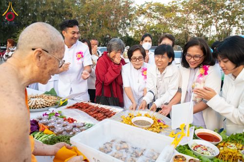 ภาพ No.293519:วันที่ 13 มกราคม พ.ศ. 2569 พิธีถวายภัตตาหารเป็นสังฆทาน แด่พระธรรมยาตรา ณ อนุสรณ์สถานมหาวิหารพระมงคลเทพมุนี (โลตัสแลนด์) อ.สองพี่น้อง จ.สุพรรณบุรี ในโครงการธรรมยาตรา กตัญญูบูชา มหาปูชนียาจารย์ พระมงคลเทพมุนี(สด จนฺทสโร) พระผู้ปราบมาร อนุสรณ์สถาน 7 แห่ง ปี