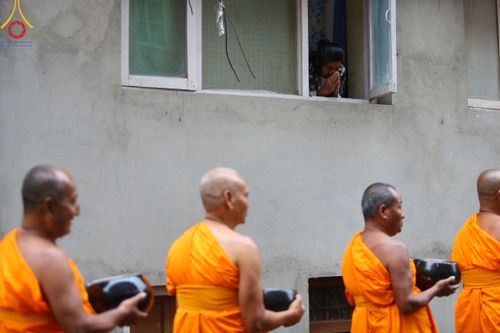 ภาพ No.317172:วันจันทร์ที่ 30 มีนาคม พ.ศ.2569 จาริกบิณฑบาตสยมภูนาทสู่พระราชวังหนุมานโดกา ประเทศเนปาล