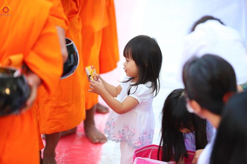 ภาพ No.292453:วันที่ 11 มกราคม พ.ศ. 2569 พิธีตักบาตรพระธรรมยาตรา ณ อนุสรณ์สถานคลองบางนางแท่น อ.สามพราน จ.นครปฐม ในโครงการธรรมยาตรา กตัญญูบูชา มหาปูชนียาจารย์ พระมงคลเทพมุนี(สด จนฺทสโร) พระผู้ปราบมาร อนุสรณ์สถาน 7 แห่ง ปีที่ 14