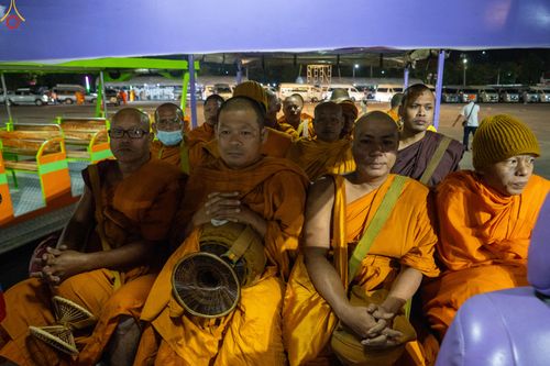 ภาพ No.282542:วันเสาร์ที่ 20 ธันวาคม พ.ศ.2568 พิธีตักบาตรพระ 10,000 รูป (ชุด 2) เนื่องในโอกาส 194 ปี จังหวัดกาญจนบุรี และอุทิศส่วนกุศลให้แด่บรรพชนทั้งหลาย บริเวณถนนสองแคว (Skywalk) เมืองกาญจนบุรี