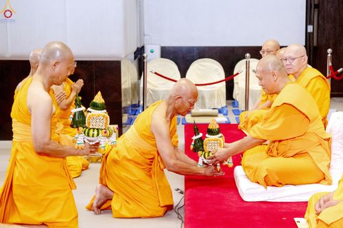 ภาพ No.330784:วันวิสาขบูชา อาทิตย์ที่ 31 พฤษภาคม พ.ศ.2569 พิธีบรรพชาสามเณรอุบาสก 11 ท่าน , พิธีถวายบาตรผ้าไตร และจตุปัจจัยไทยธรรม แด่สามเณร , พิธีอุปสมบทอุทิศชีวิต , พิธีกล่าวคำกัปปิยภัณฑ์  ณ อุโบสถพระไตรปิฎก วัดพระธรรมกาย จังหวัดปทุมธานี
