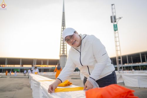 ภาพ No.321215:วันที่ 10-11 เมษายน พ.ศ.2569 การเตรียมกล่องไทยธรรม และการติดผ้ารับประเคน เพื่องานถวายมหาสังฆทาน 40,000 กว่าวัดทั่วประเทศ วันคุ้มครองโลก 22 เมษายน พ.ศ.2569 วัดพระธรรมกาย