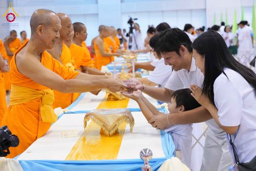 ภาพ No.338097:วันอาทิตย์ต้นเดือน 5 กรกฎาคม พ.ศ.2569 สัมมนาพิเศษ พิธีมอบพระของขวัญ ณ ห้องแก้วสารพัด1 วัดพระธรรมกาย