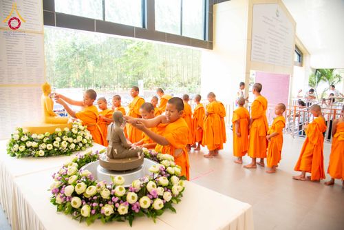 ภาพ No.321910:วันที่ 12 เมษายน พ.ศ.2569 ตักบาตรสงกรานต์ฉลองสามเณรใหม่  ณ ศูนย์ปฏิบัติธรรมระยอง(บ้านช่องลม)