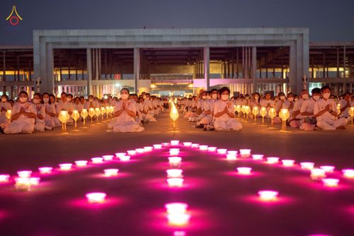 ภาพ No.81890:พิธีจุดวิสาขประทีปและเวียนประทักษิณ เนื่องในวันวิสาขบูชา วันเสาร์ที่ 3 มิถุนายน 2566 ณ ลานธรรมพระมหาธรรมกายเจดีย์ วัดพระธรรมกาย จ.ปทุมธานี