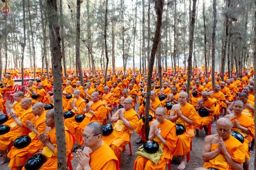 ภาพ No.289290:วันที่ 7 มกราคม พ.ศ. 2569 พิธีตักบาตรพระธรรมยาตรา ณ อนุสรณ์สถานลำดับที่ 1 สถานที่เกิดด้วยรูปกายเนื้อ อนุสรณ์สถานมหาวิหารพระมงคลเทพมุนี (โลตัสแลนด์) อ.สองพี่น้อง จ.สุพรรณบุรี ในโครงการธรรมยาตรา กตัญญูบูชา มหาปูชนียาจารย์ พระมงคลเทพมุนี(สด จนฺทสโร) พระผู้ป