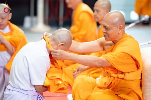 ภาพ No.286597:วันเสาร์ที่ 12 กรกฏาคม พ.ศ.2568 พิธีบรรพชาอุปสมบท  โครงการบรรพชาอุปสมบทหมู่ ธรรมทายาทนานาชาติ(ภาคภาษาจีน), โครงการบรรพชาสามเณร โรงเรียนนานาชาติ รุ่นที 14