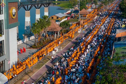 ภาพ No.284269:วันเสาร์ที่ 20 ธันวาคม พ.ศ.2568  พิธีตักบาตรพระ 10,000 รูป เนื่องในโอกาส 194 ปี จังหวัดกาญจนบุรี และอุทิศส่วนกุศลให้แด่บรรพชนทั้งหลาย บริเวณถนนสองแคว (Skywalk) เมืองกาญจนบุรี