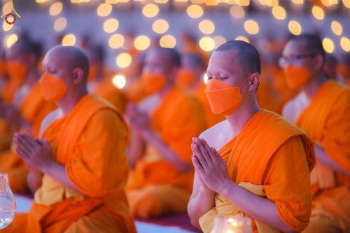 ภาพ No.70290:พิธีจุดประทีปถวายเป็นพุทธบูชา และบูชาธรรมมหาปูชนียาจารย์ ในโครงการธรรมยาตรากตัญญูบูชา มหาปูชนียาจารย์ พระมงคลเทพมุนี(สด จนฺทสโร) พระผู้ปราบมาร ปีที่ 11 ณ อนุสรณ์สถานลำดับที่ 2 สถานที่ตั้งมโนปณิธานบวชตลอดชีวิต อนุสรณ์สถานคลองบางนางแท่น อ.สามพราน จ.นครปฐม 