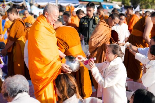 ภาพ No.281450:วันเสาร์ที่ 27 ธันวาคม พ.ศ.2568 พิธีตักบาตรพระ ๑,๐๐๐ รูป   เพื่อความเป็นสิริมงคลแก่ชีวิตและแผ่นดินไทย  มหากุศลครั้งยิ่งใหญ่แห่งปี ส่งท้ายปีเก่า ต้อนรับปีใหม่  ณ ถนนหน้าที่ว่าการอำเภอภูเรือ จังหวัดเลย