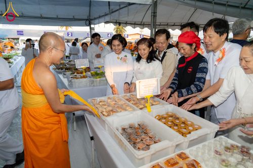 ภาพ No.290848:วันที่ 9 มกราคม พ.ศ. 2569 พิธีถวายภัตตาหารเป็นสังฆทาน แด่พระธรรมยาตรา ณ อนุสรณ์สถานคลองบางนางแท่น อ.สามพราน จ.นครปฐม ในโครงการธรรมยาตรา กตัญญูบูชา มหาปูชนียาจารย์ พระมงคลเทพมุนี(สด จนฺทสโร) พระผู้ปราบมาร อนุสรณ์สถาน 7 แห่ง ปีที่ 14