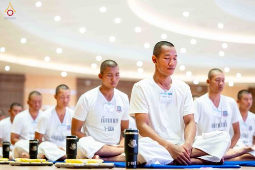 ภาพ No.341512:วันที่ 26 กรกฎาคม พ.ศ. 2569 โครงการพัฒนาคุณธรรม จริยธรรม สำหรับนักเรียนนายสิบตำรวจ (นสต.) รุ่นที่ 17 ศูนย์ฝึกอบรมตำรวจภูธรภาค 1 ได้จัดกิจกรรม  จุดเทียนรวมใจและปฏิบัติธรรมเจริญสมาธิภาวนา เพื่อน้อมอุทิศถวายเป็นพระราชกุศลฯ ณ ศูนย์ปฏิบัติธรรมเวิล์ดพีช วัลเล่