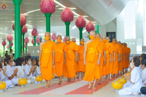 ภาพ No.82731:พิธีเวียนประทักษิณ, พิธีวันทาเจดีย์ ณ มหาธรรมกายเจดีย์  พิธีบรรพชาหมู่พระพี่เลี้ยงเข้าพรรษา, ธรรมทายาทอุดมศึกษา รุ่นที่ 50(ภาคฤดูฝน) และธรรมทายาทพุทธศาสตร์สากล รุ่นที่ 7 (ภาคฤดูฝน) วันเสาร์ที่ 17 มิถุนายน พ.ศ. 2566 ณ  โบสถ์พระไตรปิฎก วัดพระธรรมกาย จ.ปทุม