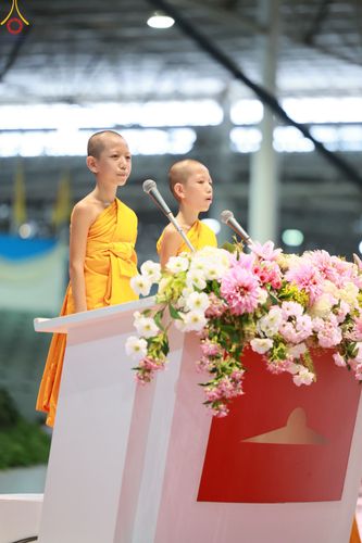 ภาพ No.85287:พิธีมุทิตาสักการะพระภิกษุ ผู้สอบได้เปรียญธรรม ๙ ประโยคระดับโลก, พิธีมอบโล่เกียรติยศและทุนการศึกษา สำนักเรียนบาลีดีเด่นทั่วประเทศ ในวันสมาธิโลก อาทิตย์ที่ 6 สิงหาคม พ.ศ. 2566 ณ สภาธรรมกายสากล วัดพระธรรมกาย