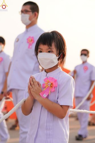 ภาพ No.79186:พิธีอัญเชิญองค์พระบรมพุทธเจ้า 24 องค์ เวียนประทักษิณรอบพระมหาธรรมกายเจดีย์ ณ วัดพระธรรมกาย  วันที่ 2 เมษายน พ.ศ. 2566