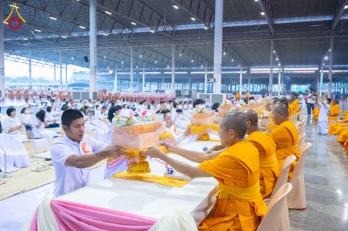 ภาพ No.303871:วันที่ 28 มกราคม พ.ศ. 2569 พิธีถวายภัตตาหารเป็นสังฆทาน แด่พระธรรมยาตรา ณ วัดพระธรรมกาย  จังหวัดปทุมธานี ในโครงการธรรมยาตรา กตัญญูบูชา มหาปูชนียาจารย์ พระมงคลเทพมุนี(สด จนฺทสโร) พระผู้ปราบมาร อนุสรณ์สถาน 7 แห่ง ปีที่ 14