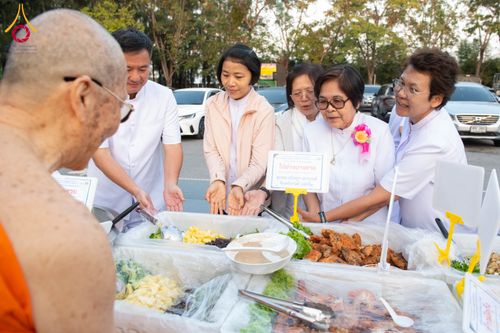 ภาพ No.293516:วันที่ 13 มกราคม พ.ศ. 2569 พิธีถวายภัตตาหารเป็นสังฆทาน แด่พระธรรมยาตรา ณ อนุสรณ์สถานมหาวิหารพระมงคลเทพมุนี (โลตัสแลนด์) อ.สองพี่น้อง จ.สุพรรณบุรี ในโครงการธรรมยาตรา กตัญญูบูชา มหาปูชนียาจารย์ พระมงคลเทพมุนี(สด จนฺทสโร) พระผู้ปราบมาร อนุสรณ์สถาน 7 แห่ง ปี