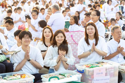 ภาพ No.279795:วันที่ 1 มกราคม พ.ศ.2569 พิธีตักบาตรในวันขึ้นปีใหม่ ณ ลานธรรม วัดพระธรรมกาย