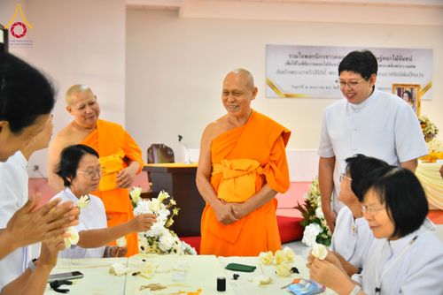 ภาพ No.327546:วันศุกร์ที่ 1 พฤษภาคม พ.ศ. 2569 รวมใจพสกนิกรชาวอำเภอคลองหลวง ประดิษฐ์ดอกไม้จันทน์ เพื่อใช้ในพิธีถวายดอกไม้จันทน์ในงานพระราชพิธีถวายพระเพลิงพระบรมศพ สมเด็จพระนางเจ้าสิริกิติ์ พระบรมราชินีนาถ พระบรมราชชนนีพันปีหลวง ณ วัดพระธรรมกาย