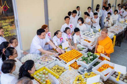 ภาพ No.295569:วันที่ 16 มกราคม พ.ศ. 2569 พิธีถวายภัตตาหารเป็นสังฆทาน แด่พระธรรมยาตรา ณ วัดโบสถ์บน ต.บางคูเวียง จ.นนทบุรี อนุสรณ์สถานลำดับที่ 4 สถานที่เกิดด้วยกายธรรม ในโครงการธรรมยาตรา กตัญญูบูชา มหาปูชนียาจารย์ พระมงคลเทพมุนี(สด จนฺทสโร) พระผู้ปราบมาร อนุสรณ์สถาน 7 แ