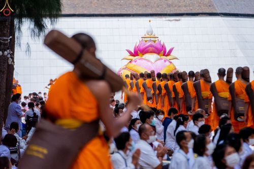 ภาพ No.69079:พิธีต้อนรับพระธรรมยาตรา ในโครงการธรรมยาตรากตัญญูบูชา มหาปูชนียาจารย์ พระมงคลเทพมุนี(สด จนฺทสโร) พระผู้ปราบมาร อนุสรณ์สถาน 7 แห่ง ปีที่ 11 วันที่ 3 มกราคม พ.ศ. 2566 ณ อนุสรณ์สถานมหาวิหารพระมงคลเทพมุนี จ.สุพรรณบุรี