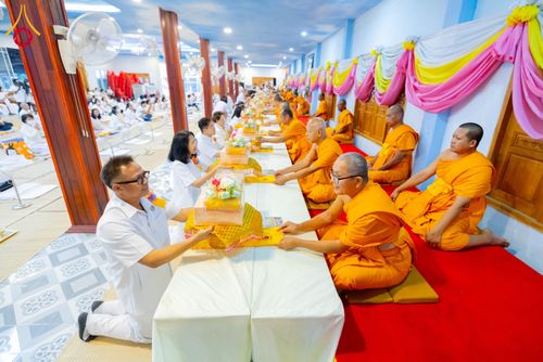 ภาพ No.294841:วันที่ 15 มกราคม พ.ศ. 2569 พิธีถวายภัตตาหารเป็นสังฆทาน แด่พระธรรมยาตรา ณ วัดโบสถ์บน ต.บางคูเวียง จ.นนทบุรี อนุสรณ์สถานลำดับที่ 4 สถานที่เกิดด้วยกายธรรม ในโครงการธรรมยาตรา กตัญญูบูชา มหาปูชนียาจารย์ พระมงคลเทพมุนี(สด จนฺทสโร) พระผู้ปราบมาร อนุสรณ์สถาน 7 แ