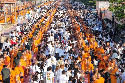 ภาพ No.284247:วันเสาร์ที่ 20 ธันวาคม พ.ศ.2568  พิธีตักบาตรพระ 10,000 รูป เนื่องในโอกาส 194 ปี จังหวัดกาญจนบุรี และอุทิศส่วนกุศลให้แด่บรรพชนทั้งหลาย บริเวณถนนสองแคว (Skywalk) เมืองกาญจนบุรี