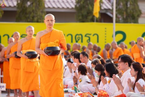 ภาพ No.297620:วันที่ 18 มกราคม พ.ศ. 2569 พิธีตักบาตรพระธรรมยาตรา ณ วัดโบสถ์บน ต.บางคูเวียง จ.นนทบุรี อนุสรณ์สถานลำดับที่ 4 สถานที่เกิดด้วยกายธรรม ในโครงการธรรมยาตรา กตัญญูบูชา มหาปูชนียาจารย์ พระมงคลเทพมุนี(สด จนฺทสโร) พระผู้ปราบมาร อนุสรณ์สถาน 7 แห่ง ปีที่ 14