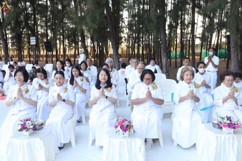 ภาพ No.289312:วันที่ 7 มกราคม พ.ศ. 2569 พิธีตักบาตรพระธรรมยาตรา ณ อนุสรณ์สถานลำดับที่ 1 สถานที่เกิดด้วยรูปกายเนื้อ อนุสรณ์สถานมหาวิหารพระมงคลเทพมุนี (โลตัสแลนด์) อ.สองพี่น้อง จ.สุพรรณบุรี ในโครงการธรรมยาตรา กตัญญูบูชา มหาปูชนียาจารย์ พระมงคลเทพมุนี(สด จนฺทสโร) พระผู้ป