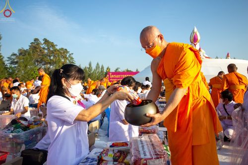 ภาพ No.70621:พิธีตักบาตรพระธรรมยาตราฯ ในโครงการธรรมยาตรากตัญญูบูชา มหาปูชนียาจารย์ พระมงคลเทพมุนี(สด จนฺทสโร) พระผู้ปราบมาร ปีที่ 11 ณ อนุสรณ์สถานลำดับที่ 2 สถานที่ตั้งมโนปณิธานบวชตลอดชีวิต อนุสรณ์สถานคลองบางนางแท่น อ.สามพราน จ.นครปฐม วันที่ 14 มกราคม พ.ศ. 2566